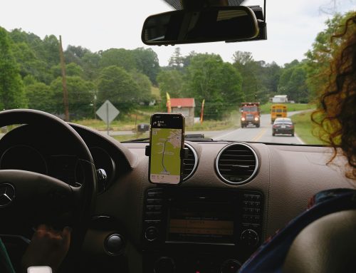 Falar ao telemóvel: Mãos‑livres não significa mente livre