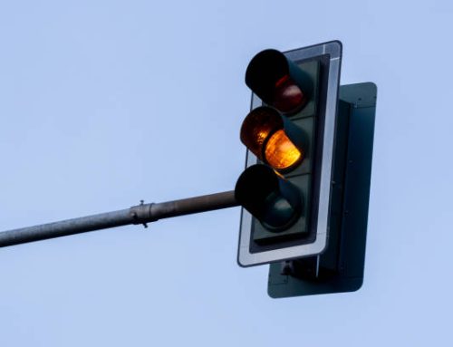Semáforo amarelo: deve parar ou avançar?